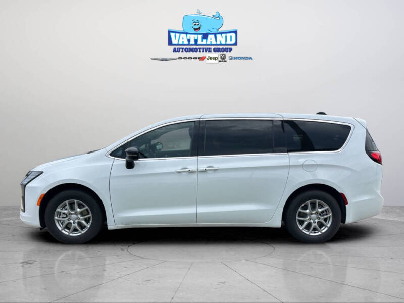 2027 Chrysler Pacifica Select