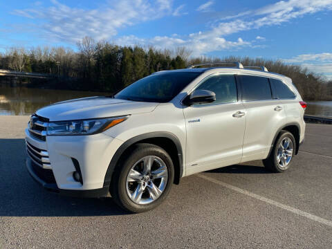 2017 Toyota Highlander Hybrid for sale at Monroe Auto's, LLC in Parsons TN