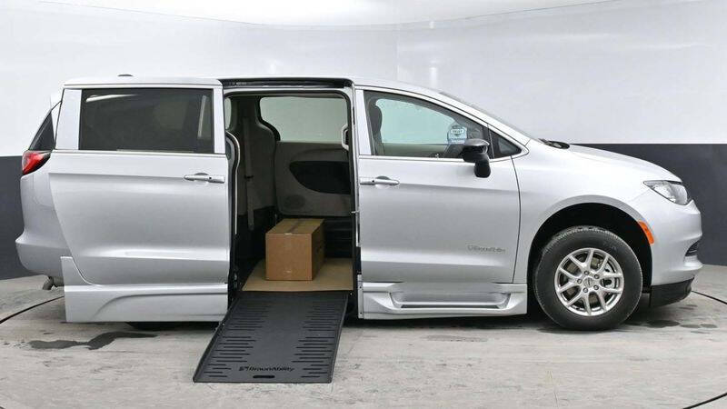 2024 Chrysler Voyager LX