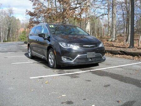 2017 Chrysler Pacifica for sale at RICH AUTOMOTIVE Inc in High Point NC