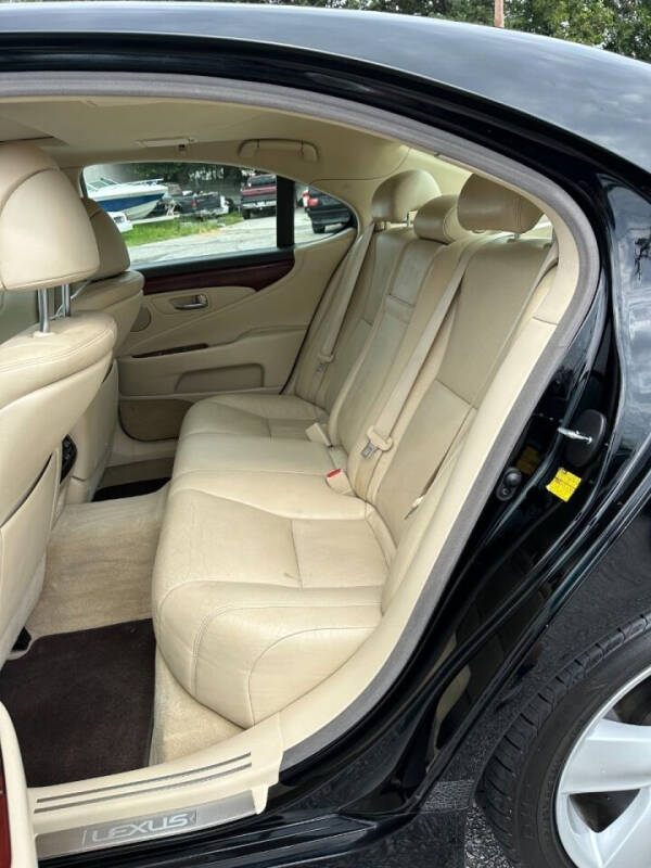 2010 Lexus LS null photo 11