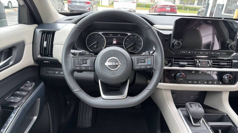 2025 Nissan Pathfinder SL