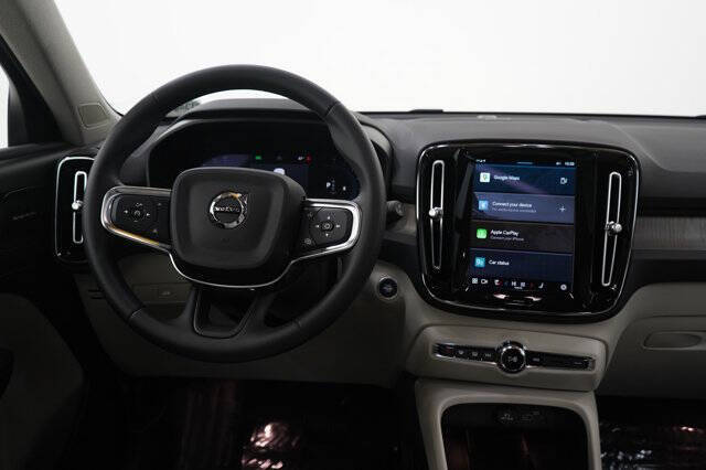 2023 Volvo XC40 B5 Ultimate Dark Theme