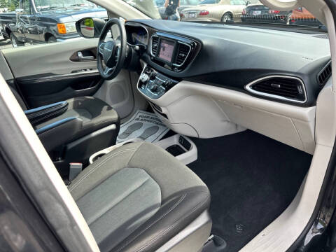 2022 Chrysler Voyager LX