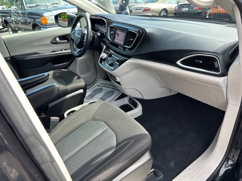 2022 Chrysler Voyager LX