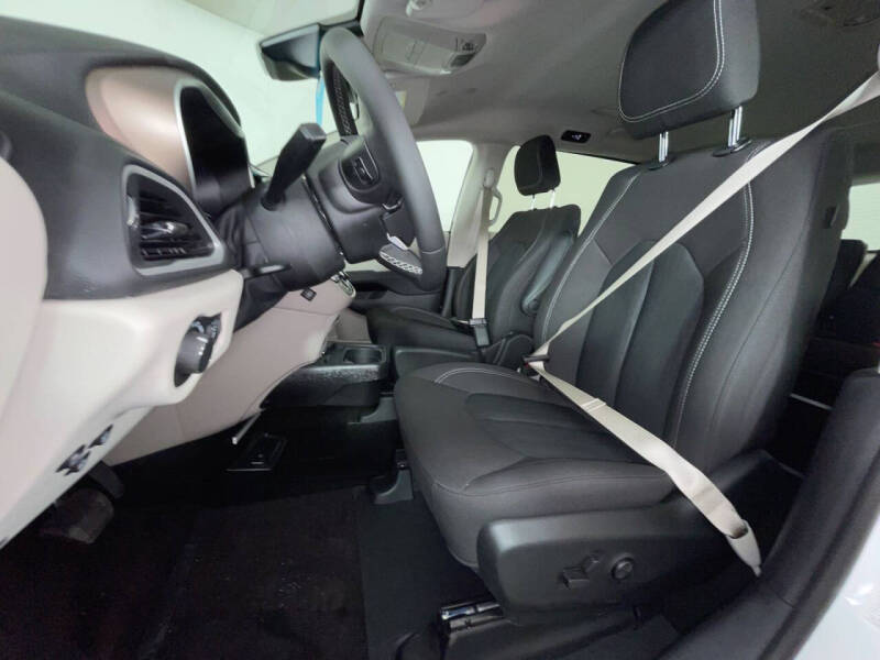 2024 Chrysler Voyager LX