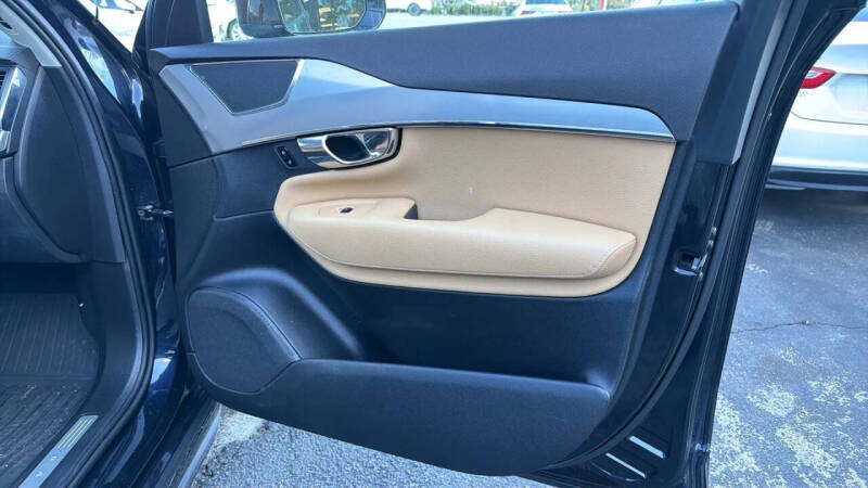 2016 Volvo XC90 T6 Momentum