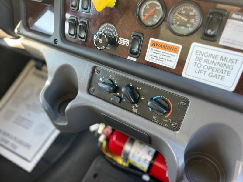 2018 Freightliner M2 106