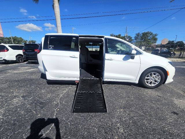 2023 Chrysler Voyager LX