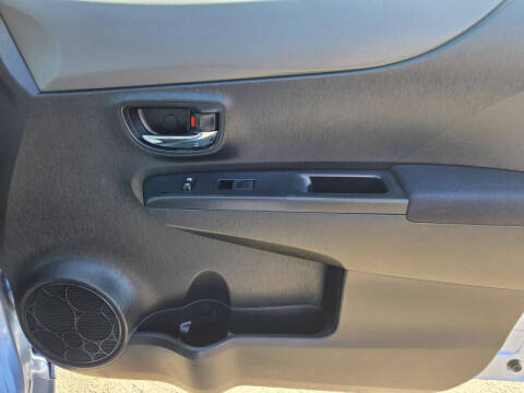 2012 Toyota Yaris 5-Door SE