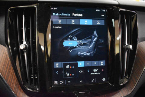 2024 Volvo XC60 B5 Plus Dark Theme