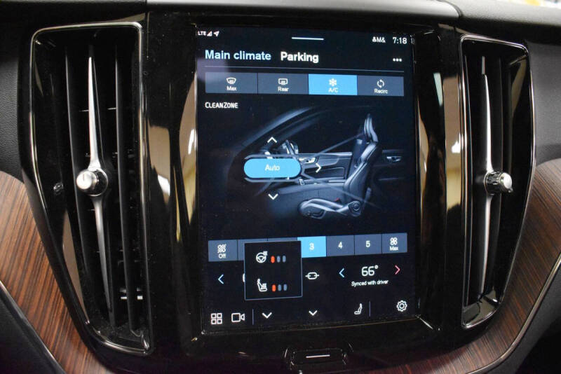 2024 Volvo XC60 B5 Plus Dark Theme