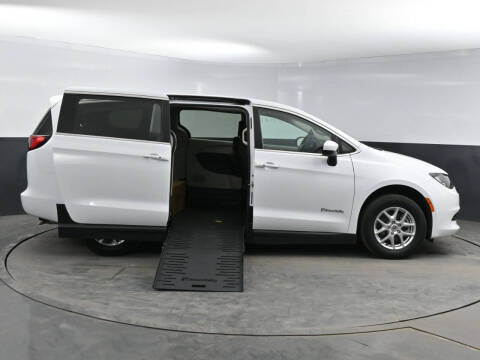 2022 Chrysler Voyager LX