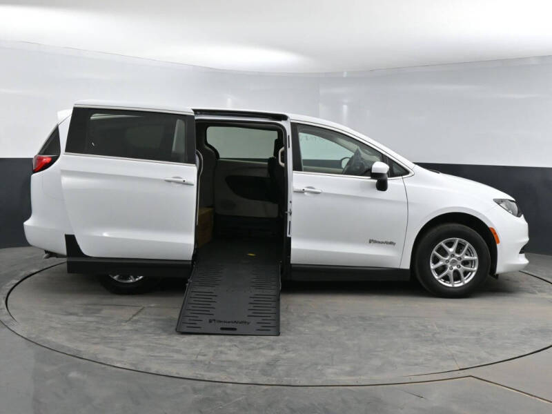 2022 Chrysler Voyager LX