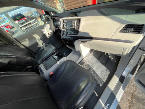 2011 Toyota Sienna SE 8-Passenger