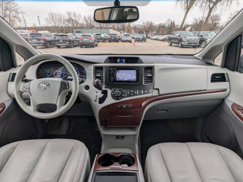 2014 Toyota Sienna XLE 7-Passenger Auto Access Seat