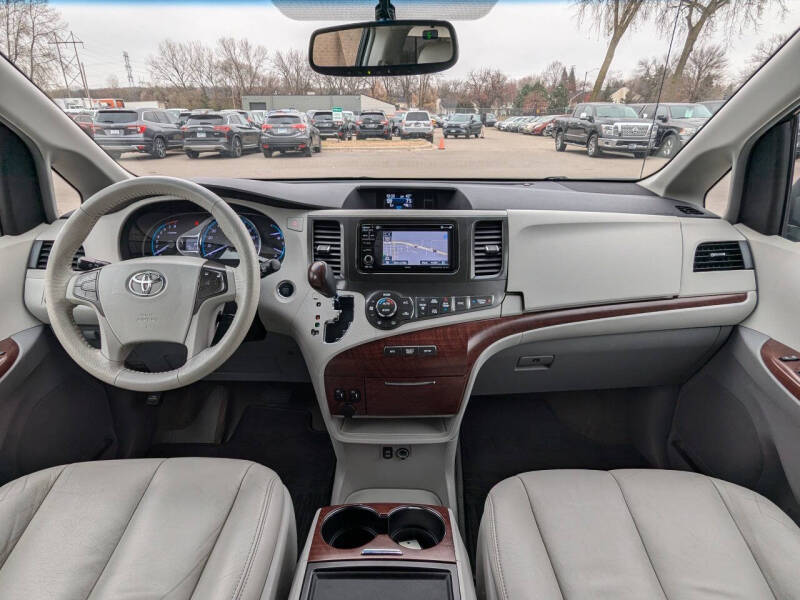 2014 Toyota Sienna XLE 7-Passenger Auto Access Seat