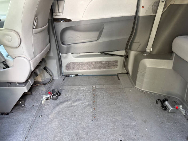 2016 Toyota Sienna XLE 7-Passenger Auto Access Seat