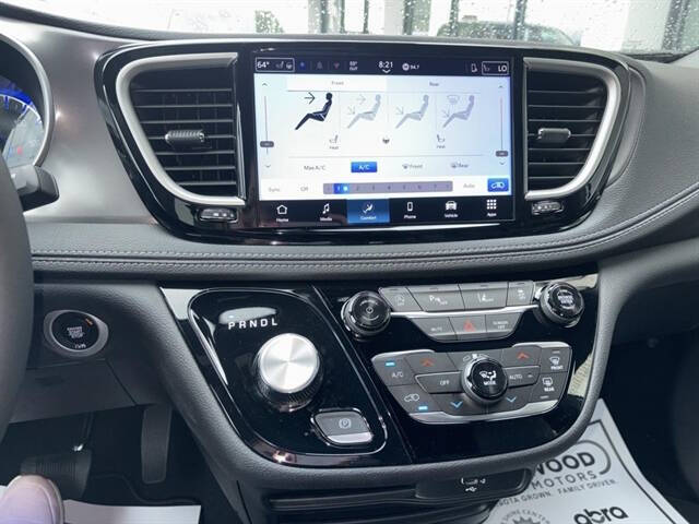 2026 Chrysler Pacifica Select