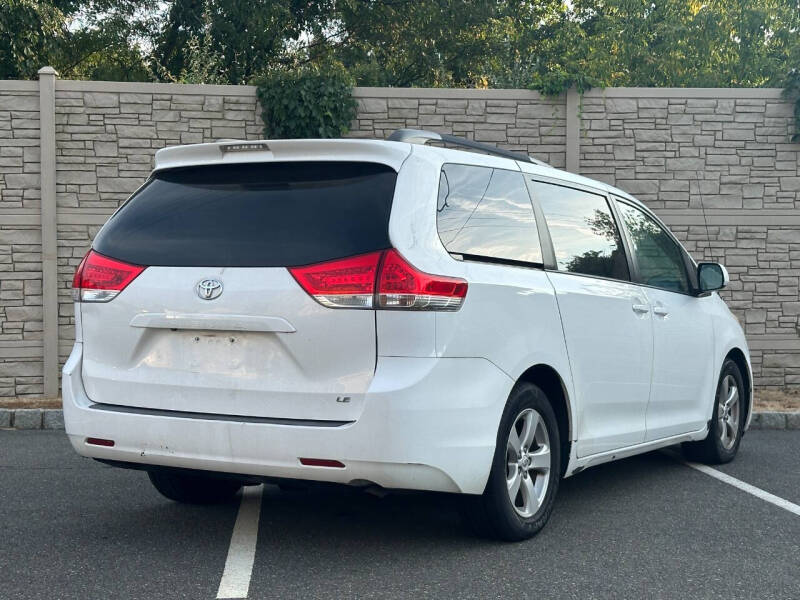 2011 Toyota Sienna LE photo 7