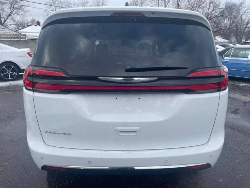 2025 Chrysler Pacifica Select