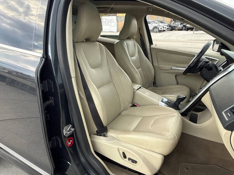 2015 Volvo XC60 T6 Drive-E Premier Plus