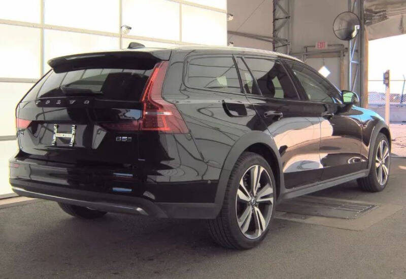 2025 Volvo V60 Cross Country B5 Plus