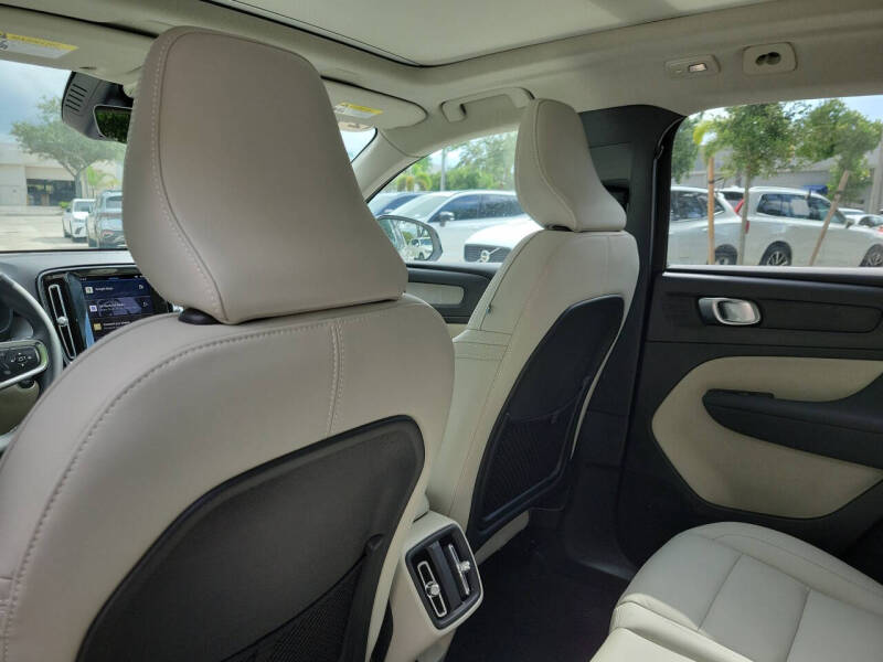 2024 Volvo XC40 B5 Ultimate Dark Theme