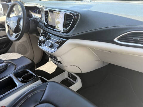 2023 Chrysler Pacifica Plug-In Hybrid Touring L