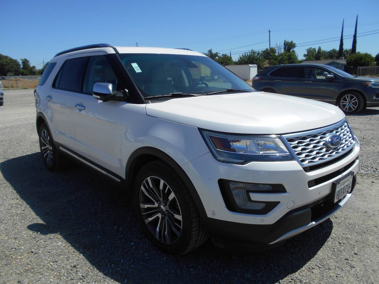 Off white 2017 Ford Explorer Platinum AWD Platinum 4dr SUV 3
