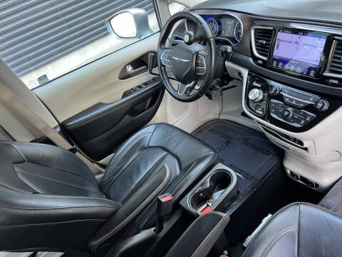 2017 Chrysler Pacifica Touring-L