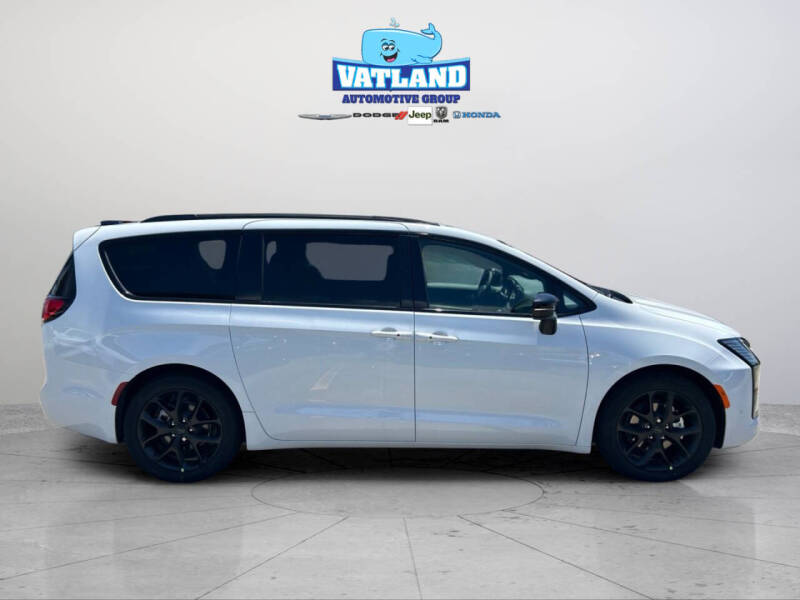 2027 Chrysler Pacifica Limited