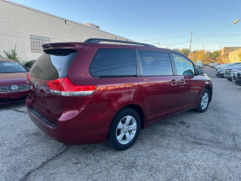 2011 Toyota Sienna LE 8-Passenger