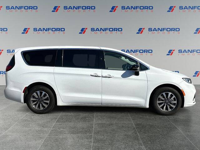 2024 Chrysler Pacifica Plug-In Hybrid Select