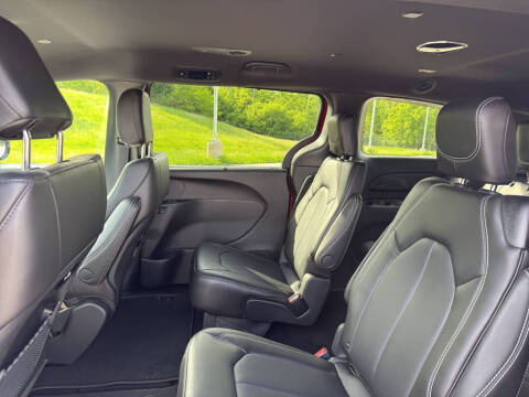 2027 Chrysler Pacifica Select