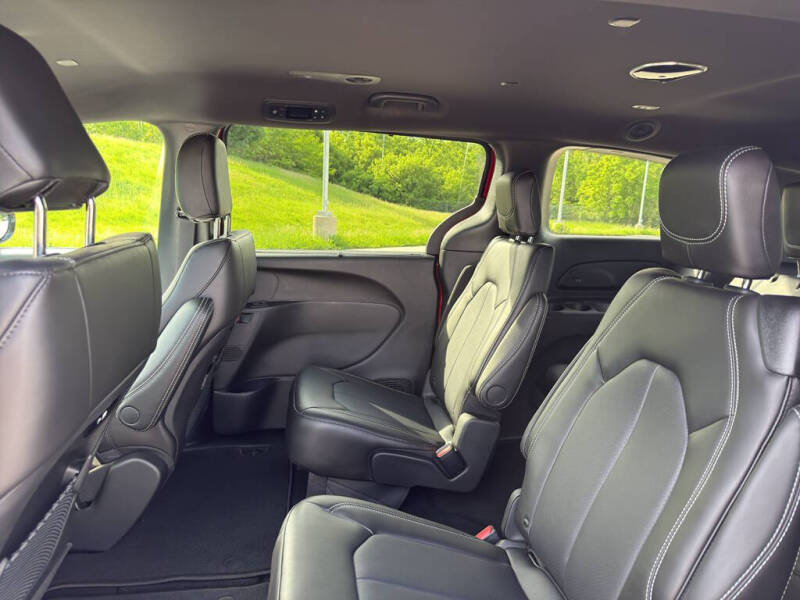 2027 Chrysler Pacifica Select
