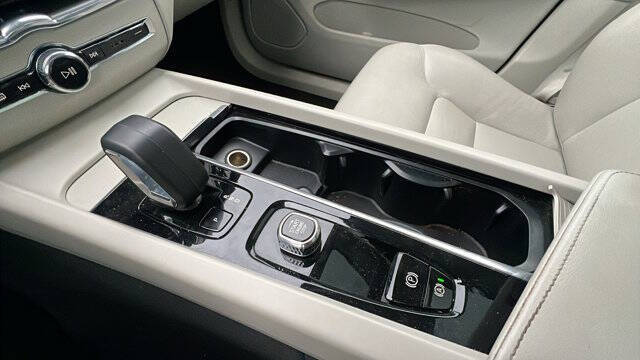 2024 Volvo XC60 B5 Core Dark Theme