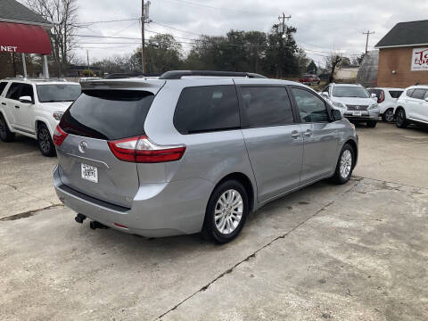2017 Toyota Sienna XLE 8-Passenger