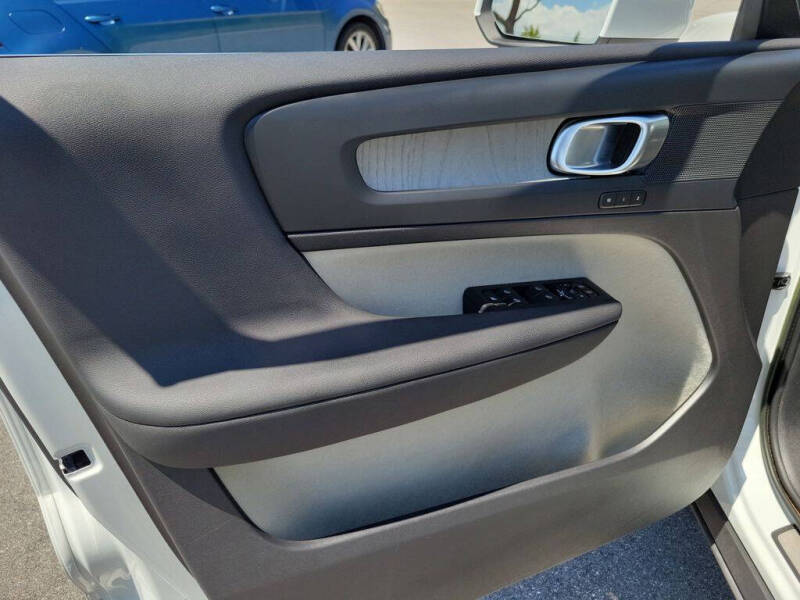 2023 Volvo XC40 B5 Plus Bright Theme