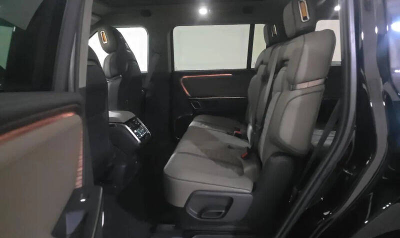 2024 Rivian R1S Adventure