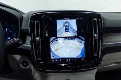 2024 Volvo XC40 B5 Ultimate Dark Theme