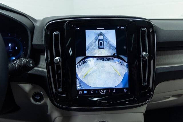 2024 Volvo XC40 B5 Ultimate Dark Theme