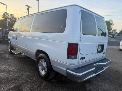 2004 Ford E-Series E-150 Chateau