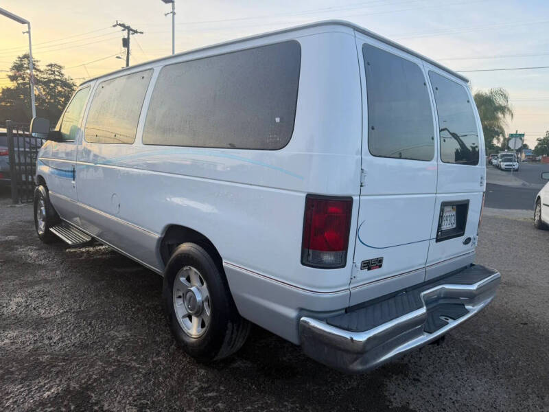 2004 Ford E-Series E-150 Chateau