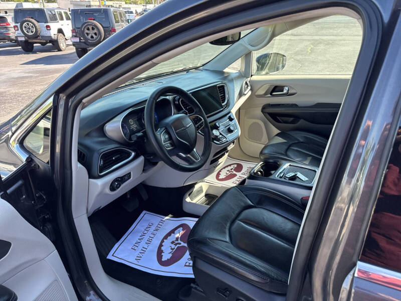 2022 Chrysler Pacifica Touring L - Photo 9