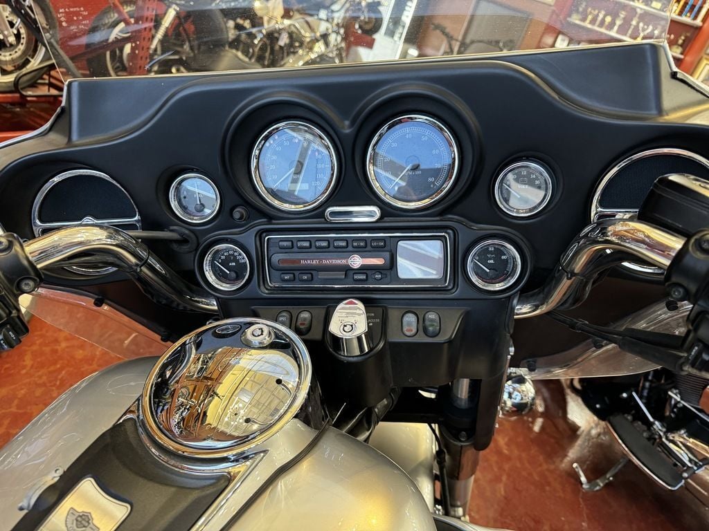 2003 Harley-Davidson® FLHTCUI - Electra Glide® 13