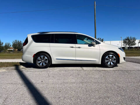 2017 Chrysler Pacifica Hybrid Platinum
