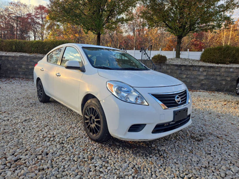 2012 Nissan Versa SV's photo