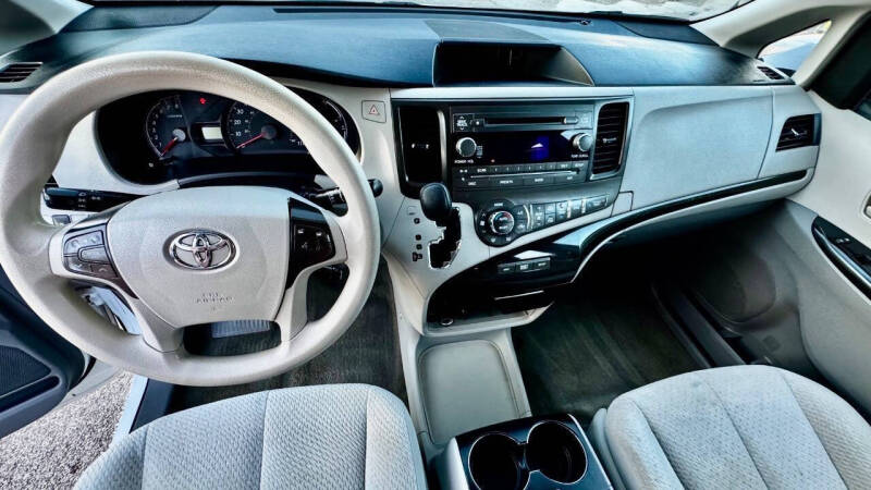 2014 Toyota Sienna LE 8-Passenger