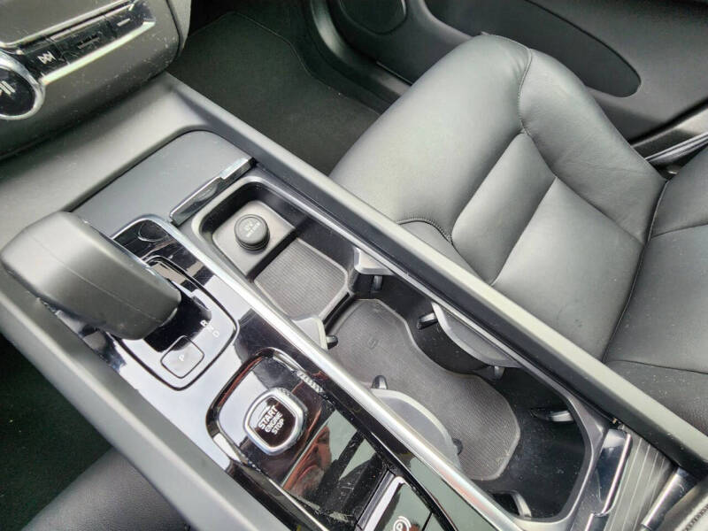 2025 Volvo XC60 B5 Core Dark Theme